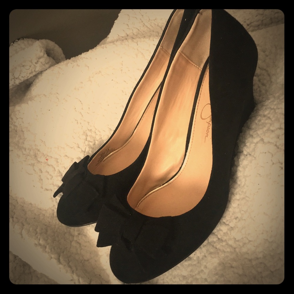 Bow heels